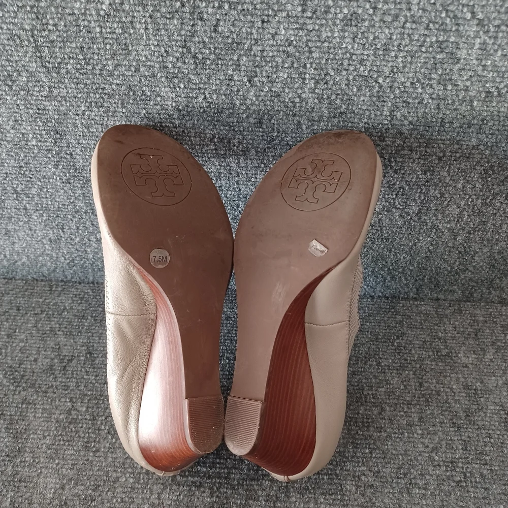 Tory Burch Women Caroline Wedge Heel Size 7.5 Preppy Leather Logo Defect
